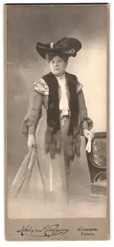 Fotografie Hahn & Kirchgeorg, Nürnberg, Portrait bürgerliche Dame im Kleid mit Pelz
