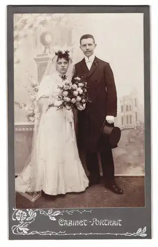 Fotografie unbekannter Fotograf und Ort, Cabinet-Portrait, Portrait junges Paar in Hochzeitskleidung mit Blumen
