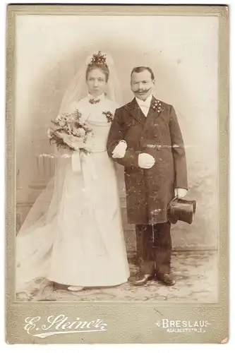 Fotografie E. Steiner, Breslau, Adalbertstrasse 1, Portrait junges Paar in Hochzeitskleidung mit Blumenstrauss