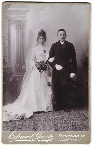 Fotografie Eduard Goertz, Neuendorf, Lindenstrasse 77, Portrait junges Paar in Hochzeitskleidung mit Blumenstrauss