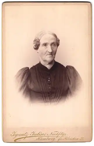 Fotografie Ignatz Julius, Hamburg, Grosse Bleichen 31, Portrait ältere Dame im Kleid mit Flechtfrisur
