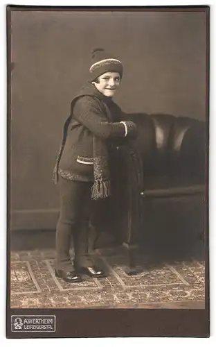 Fotografie A. Wertheim, Berlin, Leipzigerstrasse, Portrait kleiner Junge in winterlicher Kleidung