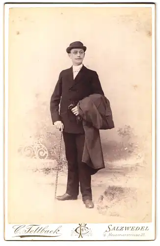Fotografie C. Fettback, Salzwedel, Neuperverstrasse 28, Portrait junger Herr im Anzug mit Mantel überm Arm