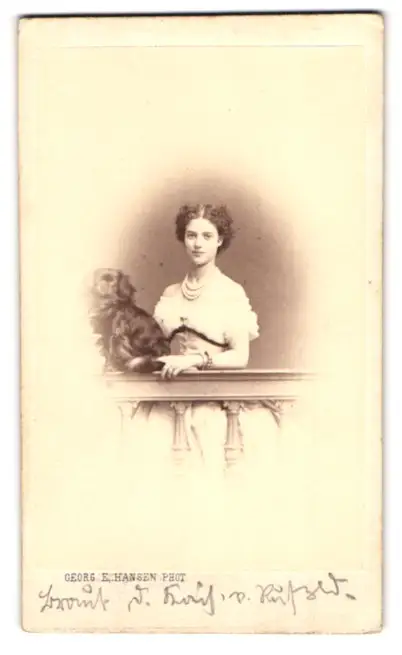 Fotografie Georg E. Hansen, Kjöbenhavn, Kaiserin Maria Fedorova von Russland mit Hund Pekinese 0