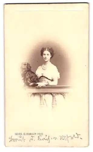 Fotografie Georg E. Hansen, Kjöbenhavn, Kaiserin Maria Fedorova von Russland mit Hund Pekinese