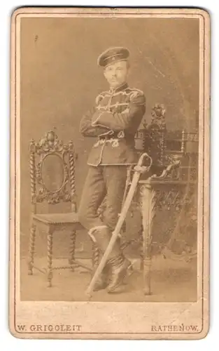 Fotografie W. Grigoleit, Rathenow, Husar in Uniform mit Säbel, Husaren-Regiment von Zieten Brandenburgisches Nr. 3