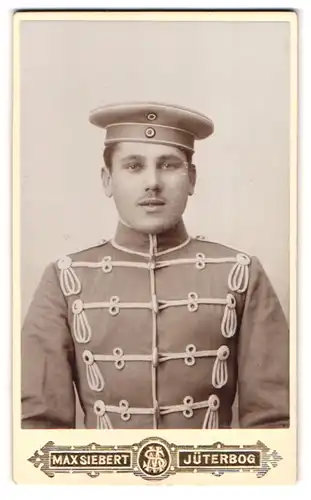Fotografie Max Siebert, Jüterbog, Portrait Husar in Uniform mit Krätzchen