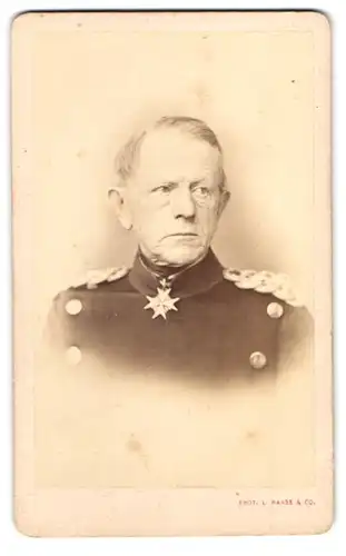 Fotografie L. Haase & Comp., Breslau, Portrait General Helmuth von Moltke in Uniform mit Orden