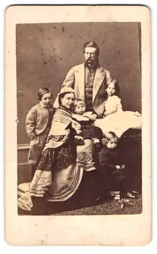 Fotografie Friedrich Wilhelm von Preussen mit Gattin & Kindern Wilhelm II. u.a.