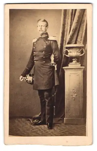 Fotografie Kronprinz Friedrich von Preussen in Uniform mit Pickelhaube
