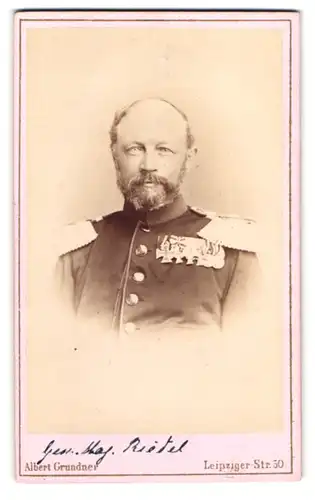 Fotografie Albert Grundner, Berlin, Portrait Generalmajor Carl Julius Riedel in Uniform mit Ordenspange