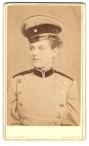 Fotografie W. Kuntzemüller, Baden-Baden, hübsches Frl. Therese Grollmann in Uniform mit Schirmmütze 1877