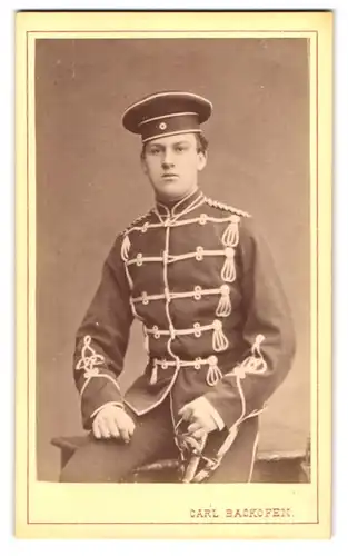 Fotografie Carl Backofen, Darmstadt, Marienplatz 5, Portrait Husar in Uniform mit Säbel