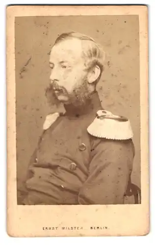 Fotografie Ernst Milster, Berlin, Portrait Prinz Georg von Preussen in Uniform mit Epauletten