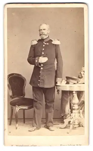 Fotografie F. Weisbrod, Frankfurt / Main, Prinz Holstein in Uniform mit Epauletten