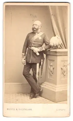 Fotografie Maull & Polyblank, London, George Herzog von Cambridge in Uniform