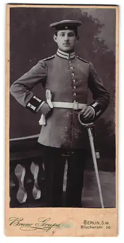 Fotografie Bruno Grupe, Berlin, Blücherstrasse 56, Garde-Soldat in Uniform mit Säbel