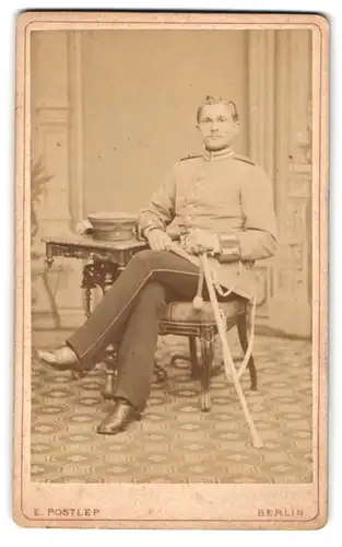 Fotografie E. Postlep, Berlin, Chausseestr. 5, Garde-Soldat in Uniform mit Säbel