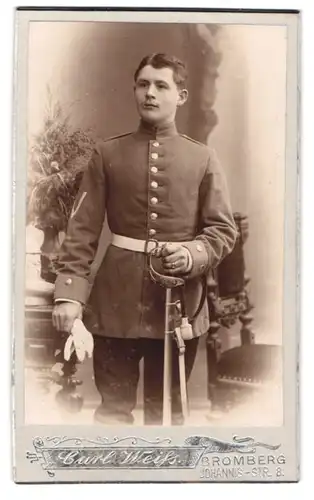 Fotografie Carl Weiss, Bromberg, Johannisstr. 8, Gefreiter in Uniform mit Säbel