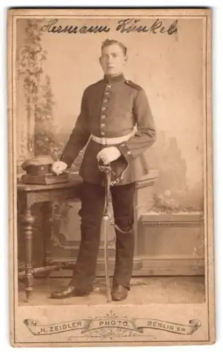 Fotografie H. Zeidler, Berlin, Jerusalemerstr. 59, Hermann Kunkel in Uniform mit Säbel