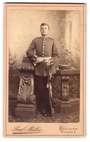 Fotografie Paul Müller, Berlin, Blücherstr. 6, Garde-Soldat in Uniform mit Säbel