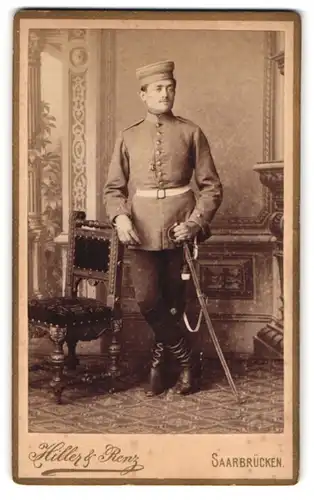 Fotografie Hiller & Renz, Saarbrücken, Dragoner in Uniform mit Krätzchen und Säbel