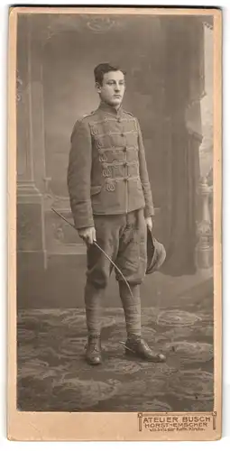 Fotografie Atelier Busch, Horst-Emscher, Husar in Uniform mit Gamaschen & Reitgerte