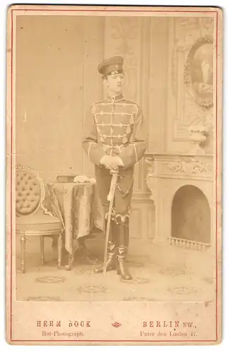 Fotografie Hermann Bock, Berlin, Unter den Linden 47, Husar in uniform mit Säbel
