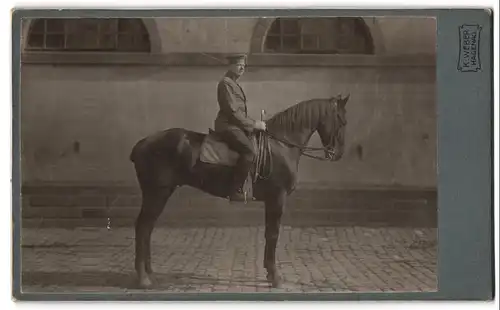 Fotografie K. Weber, Hagenau, Ulan in Uniform mit Reitgerte zu Pferd