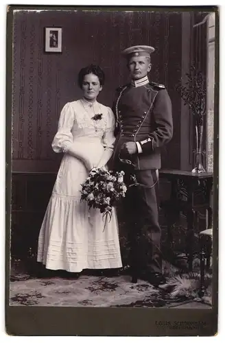 Fotografie Louis Schindhelm, Ebersbach i. S., Ulan in Uniform mit Epauletten & Schützenschnur nebst Hochzeitsbraut