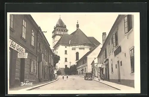 AK Dacice, Strassenpartie bei der Kirche, Kavarna