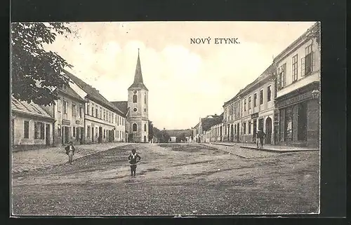 AK Nový Etink, Námesti, Kinder auf dem Hauptplatz, Blick zur Kirche