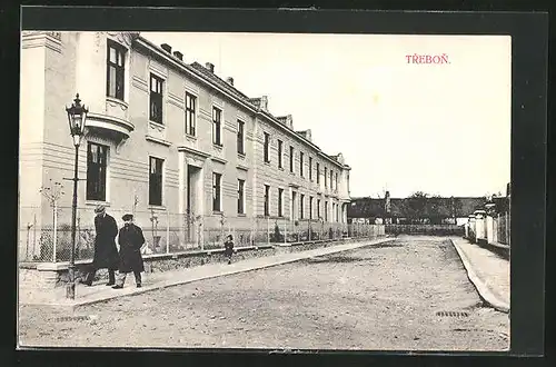 AK Trebon, Flaneure auf einer Strasse