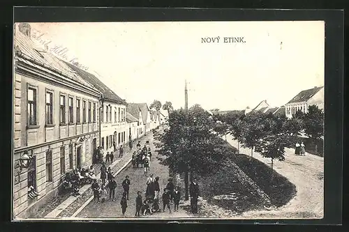 AK Nový Etink, Zentrale Strasse, Gruppe von Einwohnern