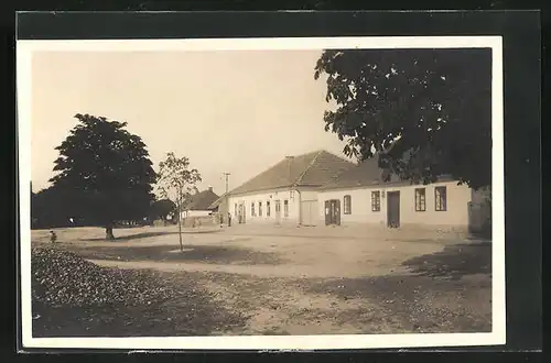 AK Býchory, Strassenpartie mit Gebäuden