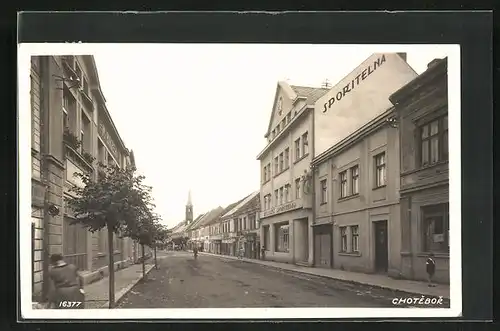 AK Chotebor, Strassenpartie mit Gebäudeanisicht