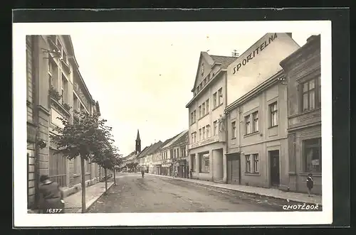 AK Chotebor, Strassenpartie mit Gebäudeanisicht