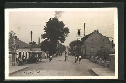 AK Klokocov, Strassenpartie mit Verkaufsstand