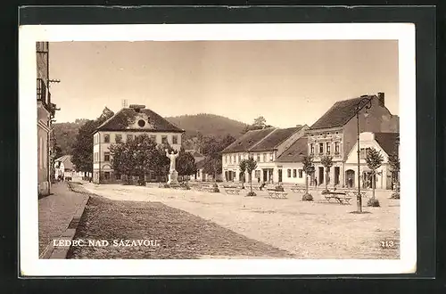 AK Ledec nad Sazavou, Strassenpartie mit Gasthaus und Denkmal