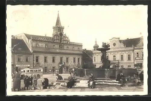 AK Deutsch-Brod, Strassenpartie mit Geschäften und Brunnen