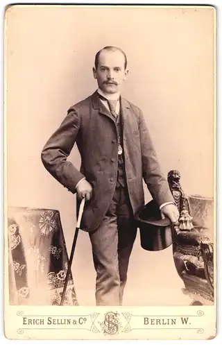 Fotografie Erich Seelin & Co., Berlin-W., Unter den Linden 19, Portrait junger Herr im Anzug mit Zylinder
