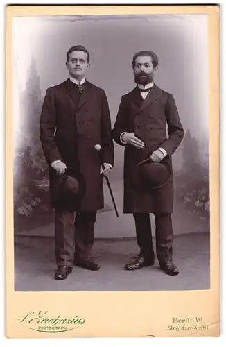 Fotografie S. Zacharias, Berlin-W. Steglitzer-Str. 61, Portrait zwei junge Herren in eleganter Kleidung