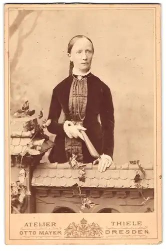 Fotografie Otto Mayer, Dresden, Pragerstrasse 31, Portrait junge Dame im Kleid mit Fächer
