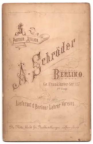 Fotografie A. Schröder, Berlin-W, Gr. Frankfurter-Str. 117, Älteres Paar mit Sohn und Tochter in modischer Kleidung