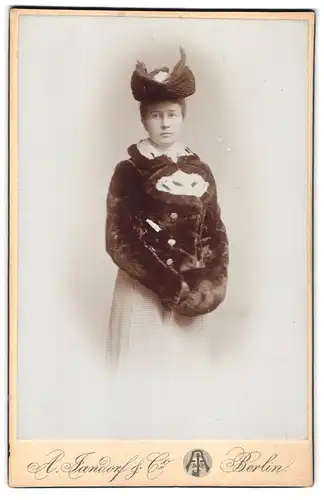 Fotografie A. Jandorf & Co., Berlin-S., Kottbusser Damm 1-2, Portrait junge Dame in winterlicher Kleidung