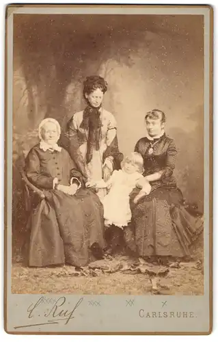 Fotografie Carl Ruf, Karlsruhe, Amalienstrasse 26, Portrait ältere Dame im Kleid und zwei junge Frauen mit Kind