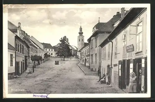 AK Husinec, Strassenpartie mit Kirche