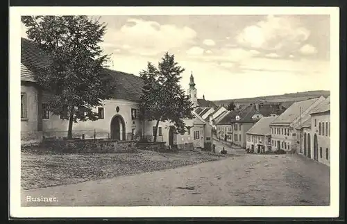 AK Husinec, Strassenpartie gegen Kirchturm