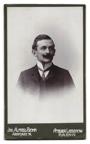 Fotografie Alfred Bohn, Plauen i. V., Albertplatz 14, Pflanze mit Blüten, Vorderseite: Eleganter Herr mit Oberlippenbart