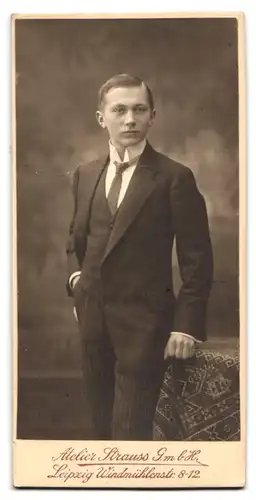 Fotografie Atelier Strauss G. m. b. H., Leipzig-Weisser Hirsch, Windmühlenstrasse 8-12, Vorderseite: Eleganter Herr